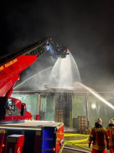 Löschen mit der Stehleiter. Sprühstrahl. Lagerhalle